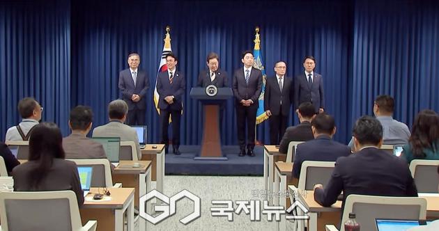 ▲이재명 대통령은 4일 오후 용산 대통령실 브리핑룸에서 국무총리 후보자 등 첫번째 인사를 직접 발표하고 있다./KTV