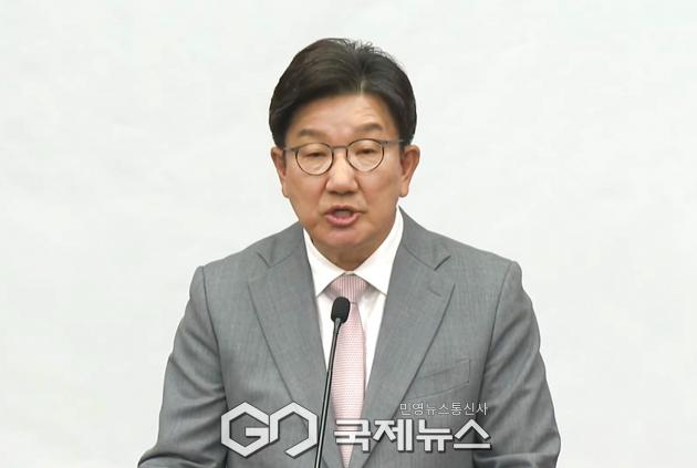 ▲권성동 국민의힘 원내대표는 5일 오전 국회에서 의원총회를 주재하며 국민들께서 내려주신 매서운 회초리를 겸허하게 수용하며 보수의 재건을 위해 백지에서 새롭게 논의해야 한다며 원내대표직 사퇴 의사를 밝히고 있다./사진=이용우 기자