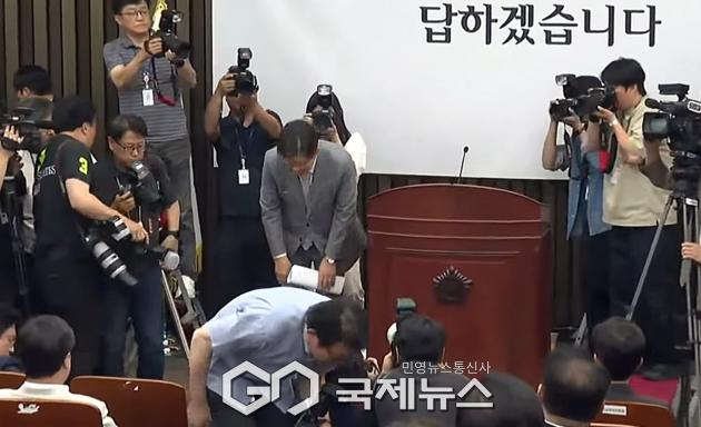 ▲권성동 국민의힘 원내대표는 5일 오전 국회에서 열린 의원총회에 참석해 머리 숙여 인사를 하고 있다./사진=이용우 기저