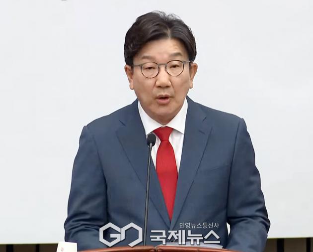 ▲권성동 국민의힘 원내대표는 9일 오후 국회에서 의원총회를 주재하며 서울고법이 이재명 대통령의 공직선거법 위반 사건의 파기환송심 기일 연기에 대해 날을 세워 비판하고 있다./사진=이용우 기자