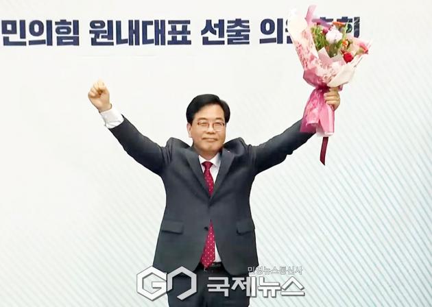 ▲송언석 국민의힘 신임 원내대표는 16일 오후 국회에서 열린 원내대표 선출을 위한 의원총회에서 원내대표로 당선된 후 두 손을 들어 인사하고 있다./사진=이용우 기자