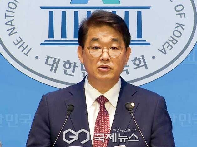 ▲배준영 국민의힘 김민석 국무총리 후보자 인사청문특별위원회 간사는 17일 국회 소통관에서 기자회견을 열고 김민석 후보자의 10대 결격사유를 밝히고 있다/사진=이용우 기자