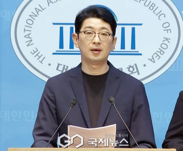▲배준영·김희정·곽규택·주진우 국민의힘 인사청문특별위원회 위원들은 18일 오후 국회 소통관에서 김민석 국무총리 후보자가 공식으로 번 돈은 5억인데 쓴 돈은 13억이라면 누가 납득할 수 있느냐며 자금 출처 자료 제출을 요구하고 있다./사진=이용우 기자