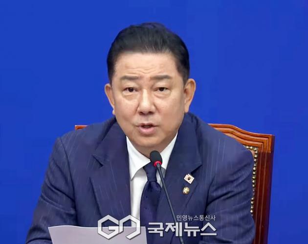 ▲김병기 더불어민주당 대표 직무대행 겸 원내대표는 23일 오전 국회에서 최고위원회의를 주재하며 중동 사태에 정부가 제대로 대처하려면 내각을 비상하게 진두지휘할 국무총리가 최대한 빨리 인준되어야 한다며 국민의힘의 대승적 협조를 당부하고 있다./사진=이용우 기자