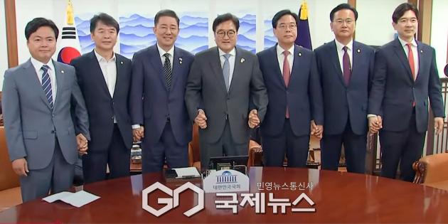 ▲우원식 국회의장은 24일 국회 의장실에서 여야 원내지도부 첫 회동을 주재하고 있다./사진=이용우 기자