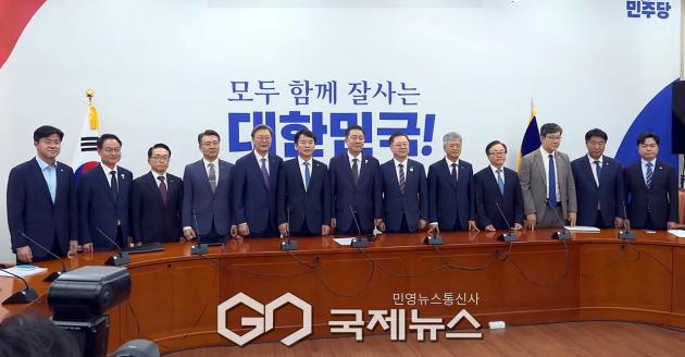 ▲김병기 더불어민주당 대표 직무대행 겸 원내대표 등 원내지도부와 경제6단체 상근부회장단을 국회에서 접견하고 있다./사진=이용우 기자 