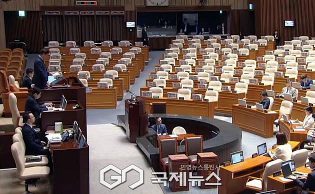 ▲우원식 국회의장은 27일 오후 본회의에서 국민의힘이 불참한 가운데 예산결산특별위원장과 3건의 상임위원장 보권선거 안건에 앞서 4개의 상임위원장 처리 불가피성을 밝히고 있다.