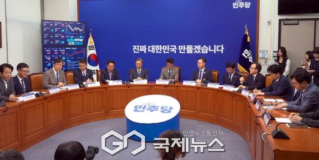 ▲더불어민주당과 경제6단체 상근부회장단이 30일 오전 국회에서 상법 개정안 등 정책 간담회를 하고 있다./사진=이용우 기자