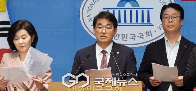 ▲국민의힘 김민석 국무총리 후보자 인사청문특별위원회 위원들은 2일 국회 소통관에서 인사청문회법 일부개정안 발의 기자회견을 하고 있다./사진=이용우 기자 