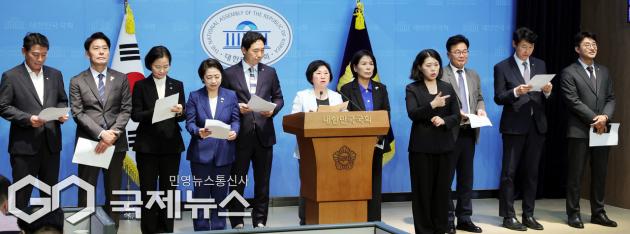 ▲더불어민주당과 조국혁신당 과방위원들이 4일 오후 국회 소통관에서 정부의 SKT 사이버 해킹 조사 결과를 존중하며 정보보호 체계 강화를 위한 법 제도 개선 관련 기자회견을 하고 있다./사진=이용우 기자