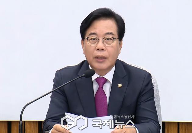 ▲송언석 국민의힘 비상대책위원장 겸 원내대표는 8일 오전 국회에서 원내대책회의를 주재하며 더불어민주당은 집권여당인지, 아니면 범죄자 대변인 집단인지 반문하고 있다./사진=이용우 기자
