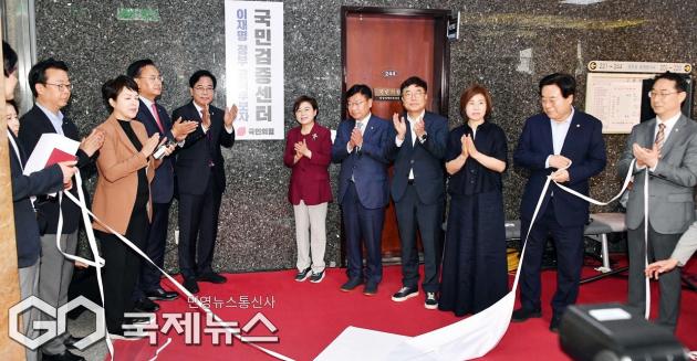 ▲송언석 국민의힘 비상대책위원장 겸 원내대표가 8일 국회에서 열린 '이재명 정부 공직후보자 국민검증센터' 현판식에서 박수를 치고 있다./사진=이용우 기자