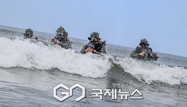 귀성부대 특전대원들이 해상은밀침투 절차를 훈련하고 있다.(사진제공.육군)