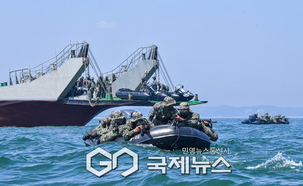 귀성부대 특전대원들이 모선에서 고무보트를 활용해 이탈하는 이함훈련 실시.(사진제공.육군)