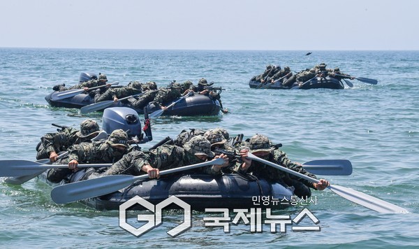 귀성부대 특전대원들이 고무보트를 활용한 해상은밀침투 훈련을 실시하고 있다.(사진제공.육군)
