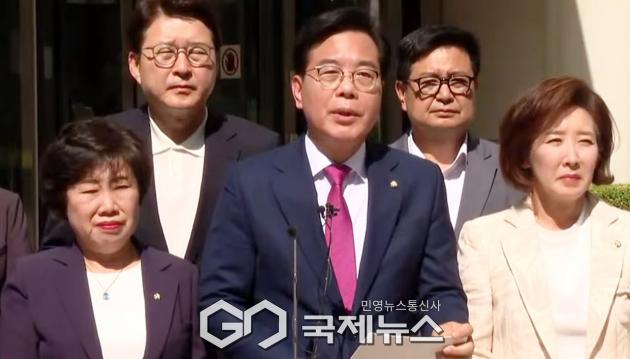 ▲송언석 국민의힘 비상대책위원장을 비롯해 국민의힘 의원들은 11일 오후 서울중앙지법 항의 방문하고 있다./국민의힘TV