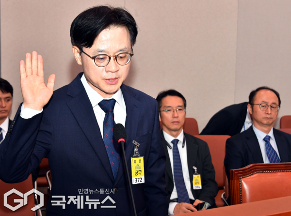 ▲선서하는 김정관 후보자 청문회 통과 사진=이용우기자