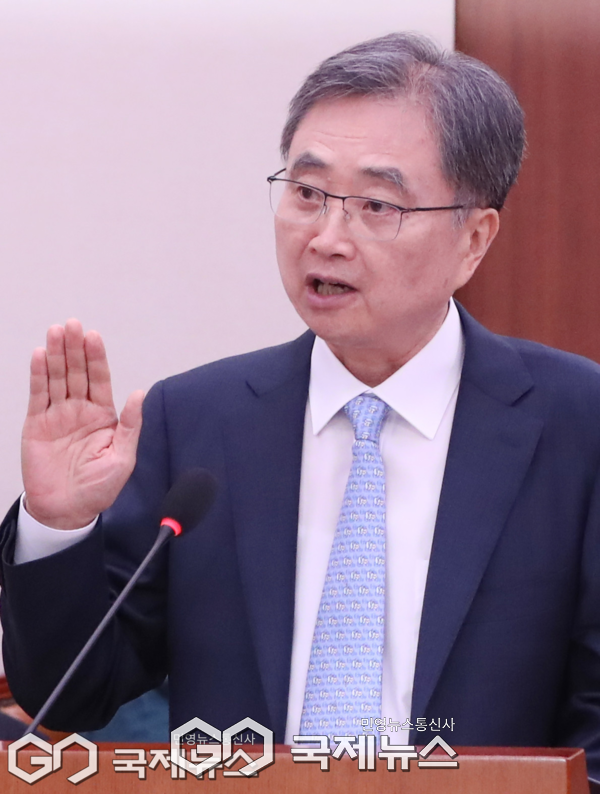 ▲청문회에서 선서하는 조현 외교부장관 후보자 사진=이용우기자