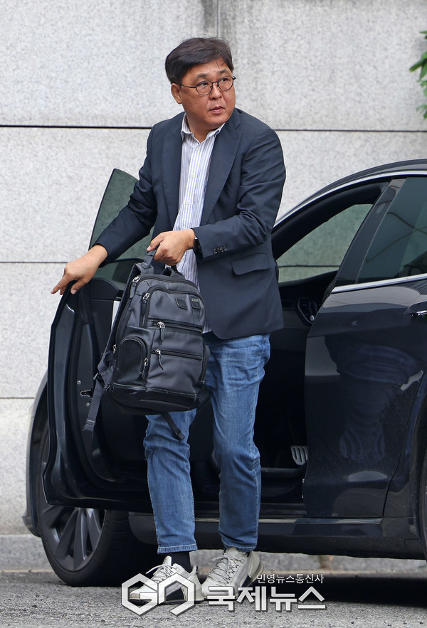 최휘영 문체부장관 후보자 ,인사청문회 준비 사무실  출근 모습   사진= 유지현기자