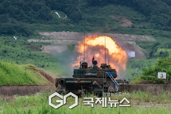 'K2전차 운용 기본과정'에 참가한 폴란드군 교육생이 전차포를 실사격하고 있다.(사진제공.육군)