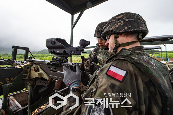 'K2전차 운용 기본과정'에 참가한 폴란드군 교육생이 K6중기관총을 실사격 하고 있다.(사진제공.육군)