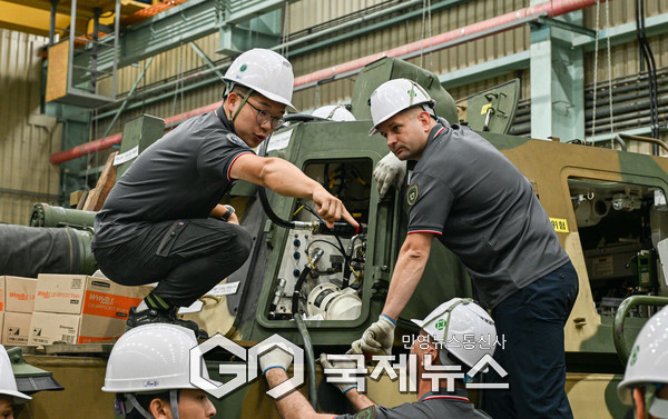 'K9자주포 정비과정'에 참가한 교육생들이 교관으로부터 K9자주포 정비 노하우를 교육받고 있다.(사진제공.육군)