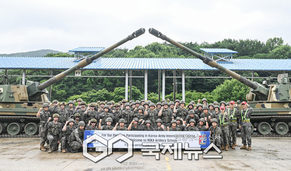 'K9자주포 운용 기본과정'에 참가한 교육생들이 실사격 후 기념 촬영하고 있다.(사진제공.육군)
